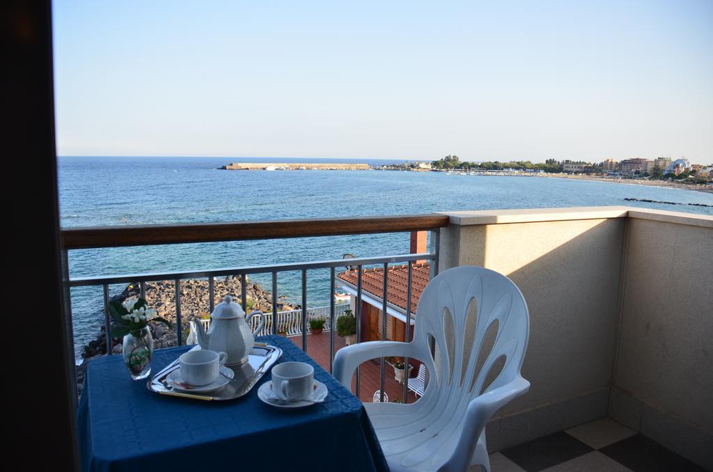 Costa Azzurra Hotel จีอาร์ดีนี นักซอส ภายนอก รูปภาพ
