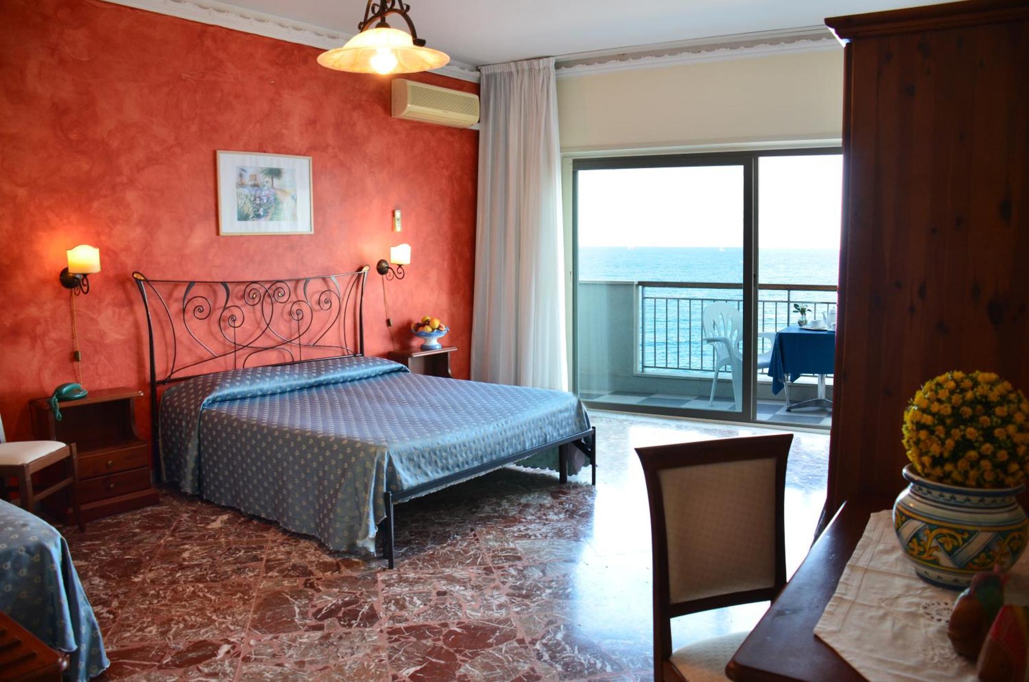 Costa Azzurra Hotel จีอาร์ดีนี นักซอส ภายนอก รูปภาพ