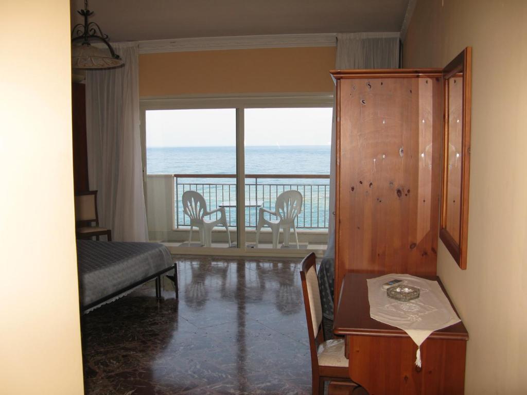 Costa Azzurra Hotel จีอาร์ดีนี นักซอส ภายนอก รูปภาพ